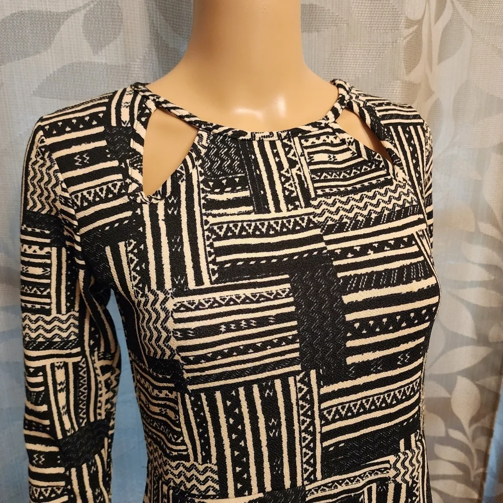 Black and White Abstract Print Dress - Picture 2 of 12